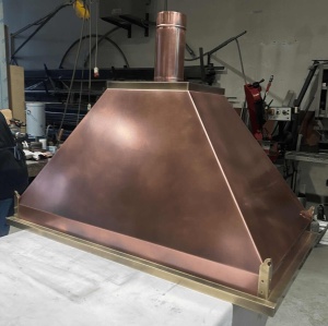 Cappa in rame e inserti in ottone